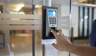 Adgangskontrolsystem, hvor et fingeraftryk bliver scannet for at få adgang til et nyt område.