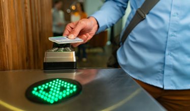 En mand scanner sit adgangskort ved et adgangspunkt